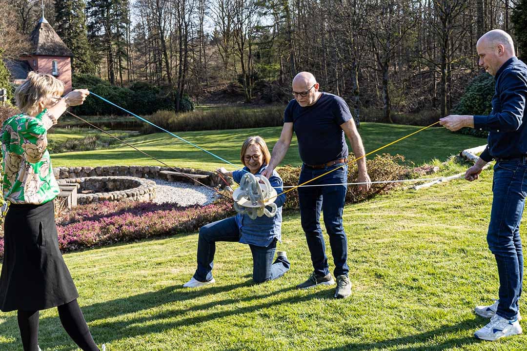 Gruppe leger med teambuilding