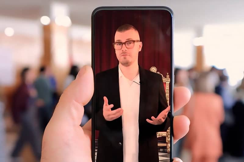 Lauge Kjærulf fra popbandet Blæst introducerer musikalske stormester opgaver i hold.