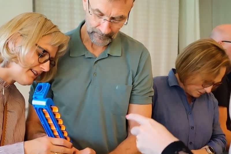 Team løser sjove stormester opgaver for voksne til indendørs event med GoTeam.
