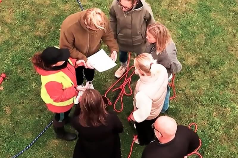 Teambuilding-instruktører skaber flow, overblik og glæde til udendørs stormester-konkurrence.